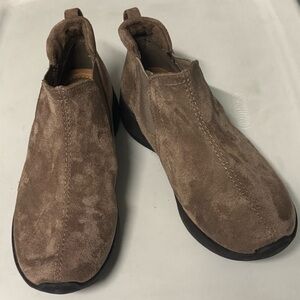 Earth Origins Dayana casual ankle boots in a tan taupe suede, Size 8 M